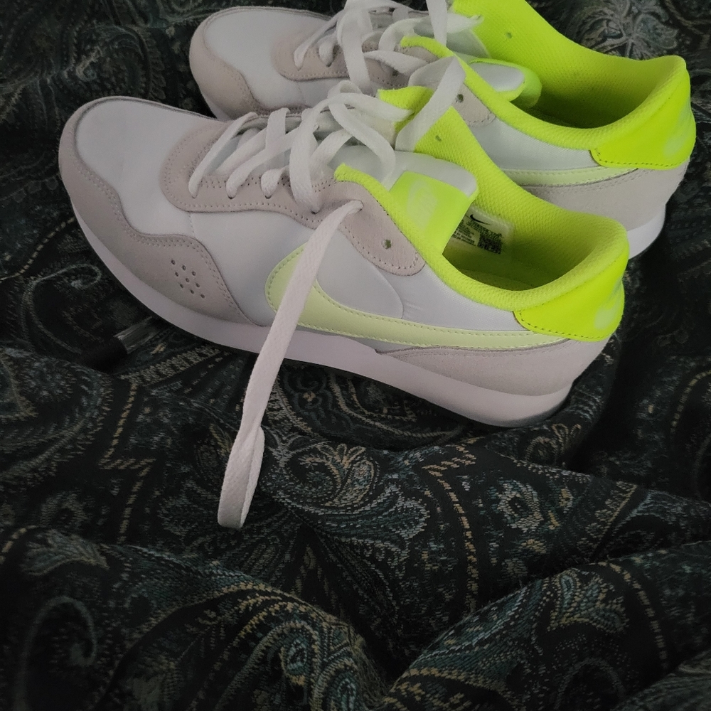 Nike shoes - Picture 6 of 6